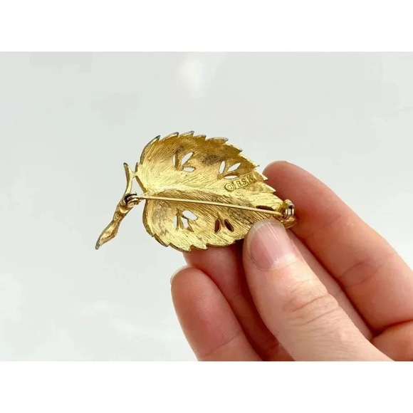 BSK Signed Gold Toned Leaf | Foliage | Autumn Cutout 80's Vintage Brooch Pin - Picture 5 of 7